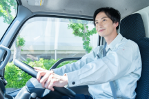 普通免許では運転できない荷物を運ぶトラックに対応!