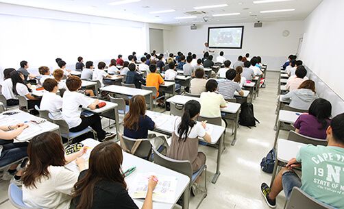 合宿教習所での学科授業風景｜合宿免許スクール