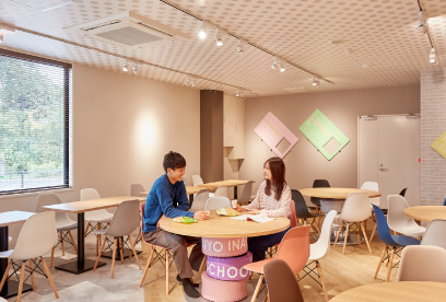 お洒落で開放的なカフェスペース｜合宿免許スクール